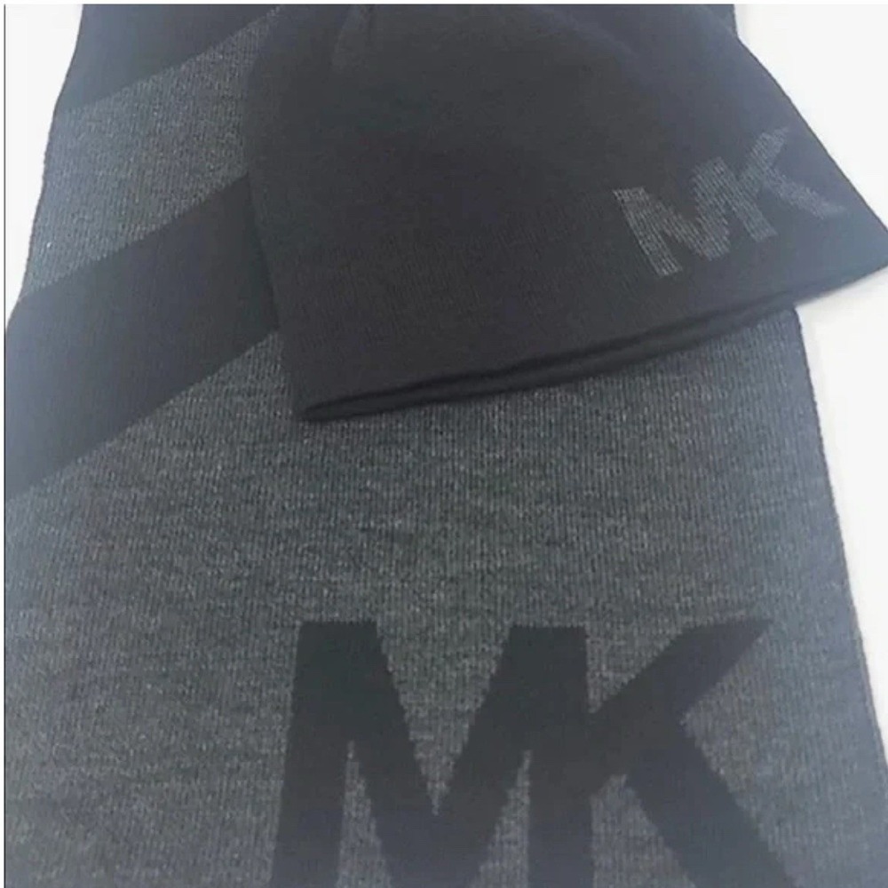 Michael Kors Men's Black & Grey Logo Beanie &‎ Stripe Scarf Set 99$ J3